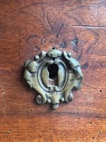 Commode en bois mouluré ouvrant à trois tiroirs, repose sur … (photo 3)