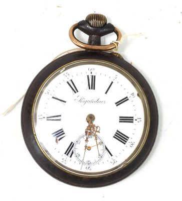 une horloge avec des chiffres romains sur le cadran