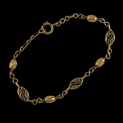 un bracelet en or composé de maillons ovales et de perles ovales