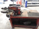 une machine posée sur une table dans un garage