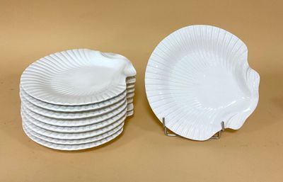 beaucoup d'assiettes empilées les unes sur les autres