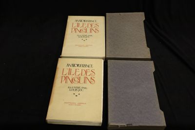 trois livres empilés les uns sur les autres sur une surface noire