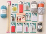 beaucoup de laine et de matériel de crochet étalés sur une table