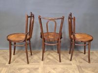 Suite de six chaises en bois courbé verni de style bistro. (photo 4)