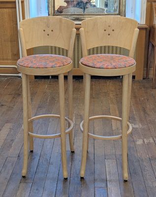 BAUMANN, vers 1990, paire de tabourets de bar à dossier en b…
