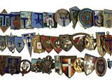 de nombreux types de badges différents sur fond blanc