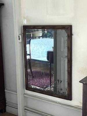 un miroir accroché au mur d'une pièce