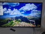 une photo d'un écran de télévision sur lequel on voit une vue de montagne