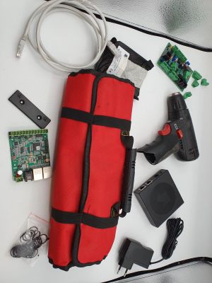 un sac rouge posé sur une table