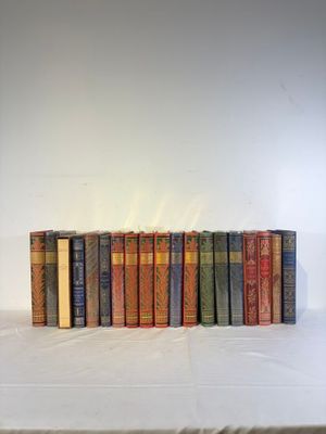 un grand nombre de livres empilés les uns sur les autres