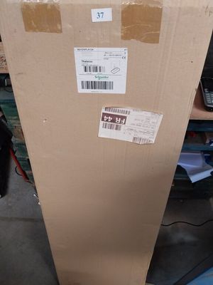 une boîte en carton sur laquelle sont collés quelques autocollants