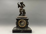 une image représentant une horloge sur laquelle figure la statue d'un homme