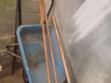 une brouette bleue et une brouette bleue dans une pièce