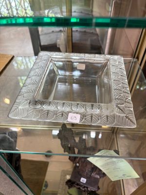 une vitrine en verre contenant une assiette en argent