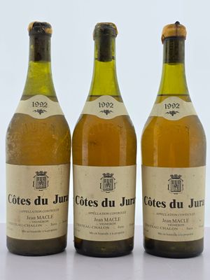 trois bouteilles de vin posées sur une table l'une à côté de l'autre