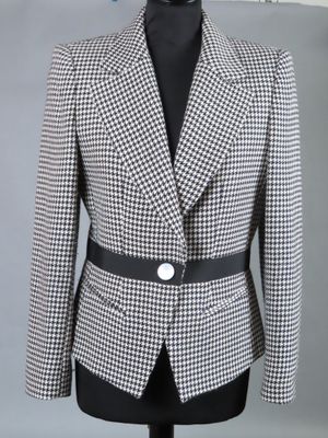 un gros plan d'une veste noire et blanche sur un mannequin