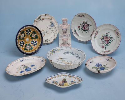 de nombreuses assiettes et bols posés sur une surface bleue