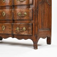 Commode galbée à façade arbalète en noyer mouluré, elle ouvr… (photo 6)