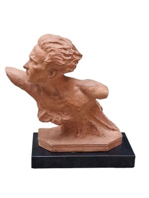 un gros plan d'une statue d'enfant posée sur un socle noir