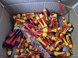 une boîte en carton remplie de nombreux types de tournevis différents