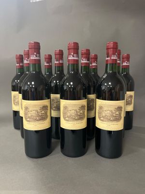six bouteilles de vin rouge alignées