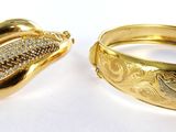 deux bagues en or ornées de diamants, placées l'une à côté de l'autre