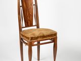 une image représentant une chaise en bois avec une assise et un dossier marron