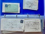 une boîte bleue remplie de vieux papiers