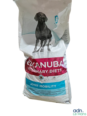 une image représentant un sac de croquettes pour chien sur lequel figure un chien