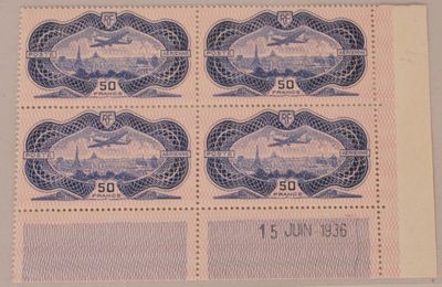 un gros plan sur quatre timbres représentant un train