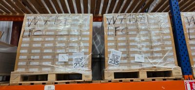 de nombreuses palettes de cartons, chacune sur une palette, dans un entrepôt