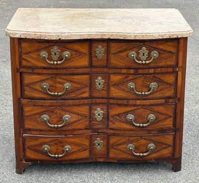 une commode en bois avec un plateau en marbre