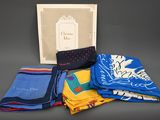 un assortiment de foulards et de mouchoirs dans une boîte