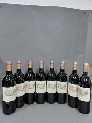 six bouteilles de vin sont alignées sur une étagère