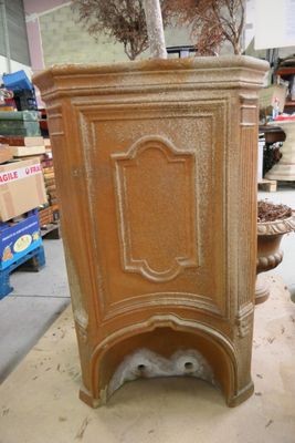 une très vieille armoire en bois au milieu d'une pièce