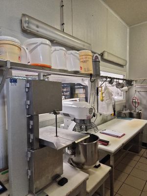 une cuisine avec beaucoup de plan de travail