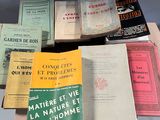 plusieurs livres sont empilés sur une table