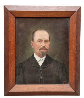 un tableau représentant un homme en costume noir et cravate, dans un cadre en bois