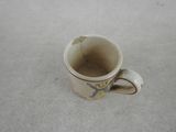 une tasse à café qui a été laissée par terre