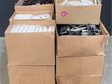 plusieurs cartons contenant des articles divers, posés sur une palette