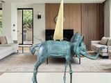 une statue d'éléphant avec un cône sur la tête