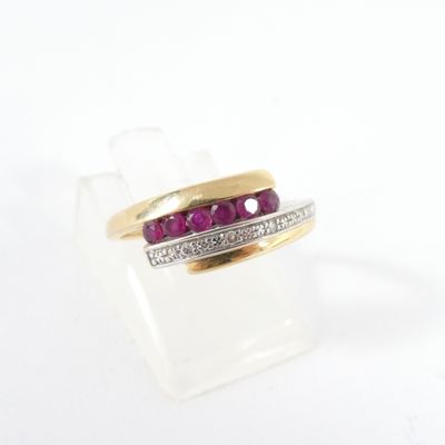 un gros plan d'une bague en or sertie d'un rubis et de diamants sur l'anneau