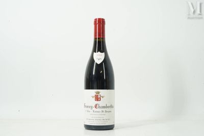 une bouteille de vin posée sur une table