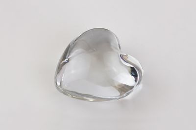 bague en forme de cœur plaquée argent sur un fond blanc