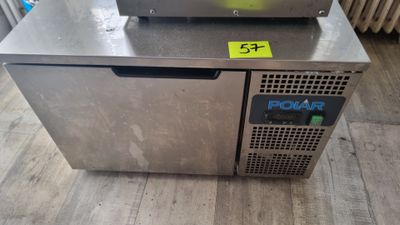 une photo d'un congélateur en acier inoxydable sur lequel est apposée une étiquette de prix
