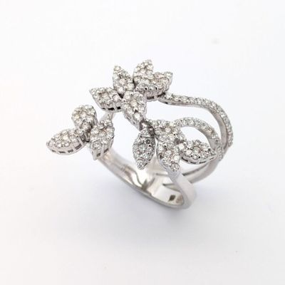 gros plan d'une bague en diamant sur fond blanc
