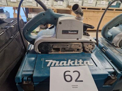 une machine posée sur une table