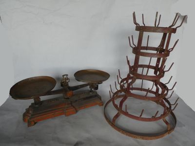 une photo d'une balance et d'une chaise en bois