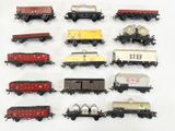 beaucoup de petits trains miniatures posés sur une surface blanche