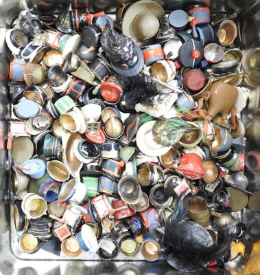 un bac métallique rempli de nombreux types de gobelets différents